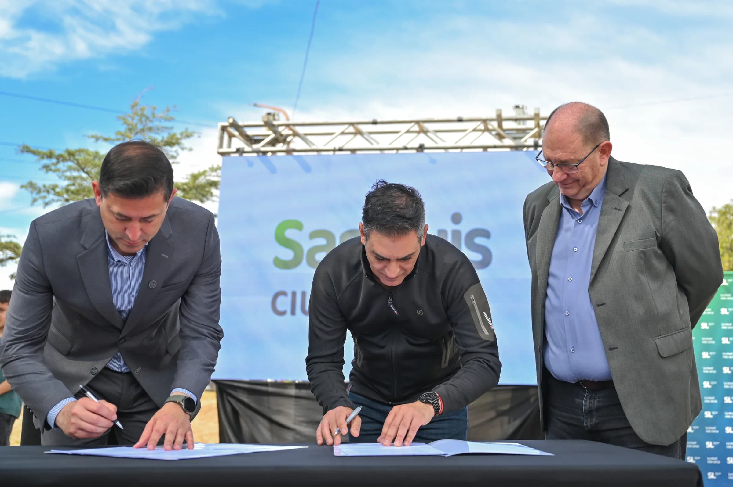 Firmaron un convenio de cooperación para aplicar el programa de construcción asistida en la capital