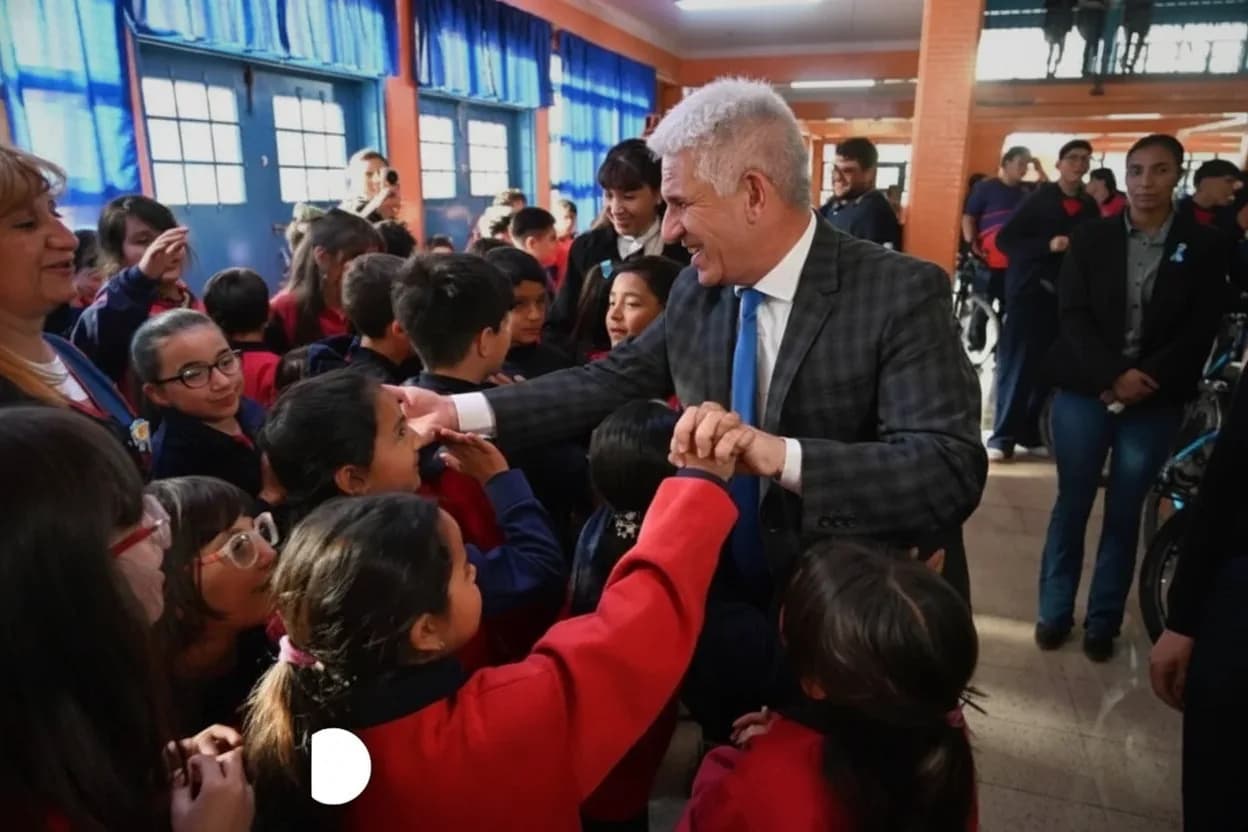 Poggi anunció la construcción de un polideportivo para la escuela Lucio Lucero.