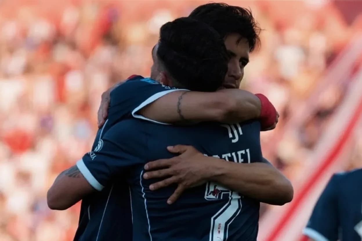 Meza y Montiel (abrazados) anotaron los goles para la victoria de Independiente.