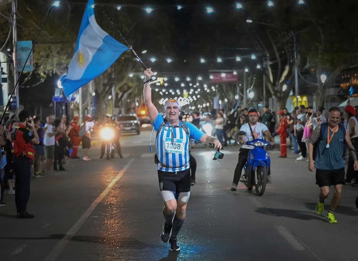 Una jornada de actividad física, creatividad y festejos marcó el debut de Mercedes Corre Nocturna