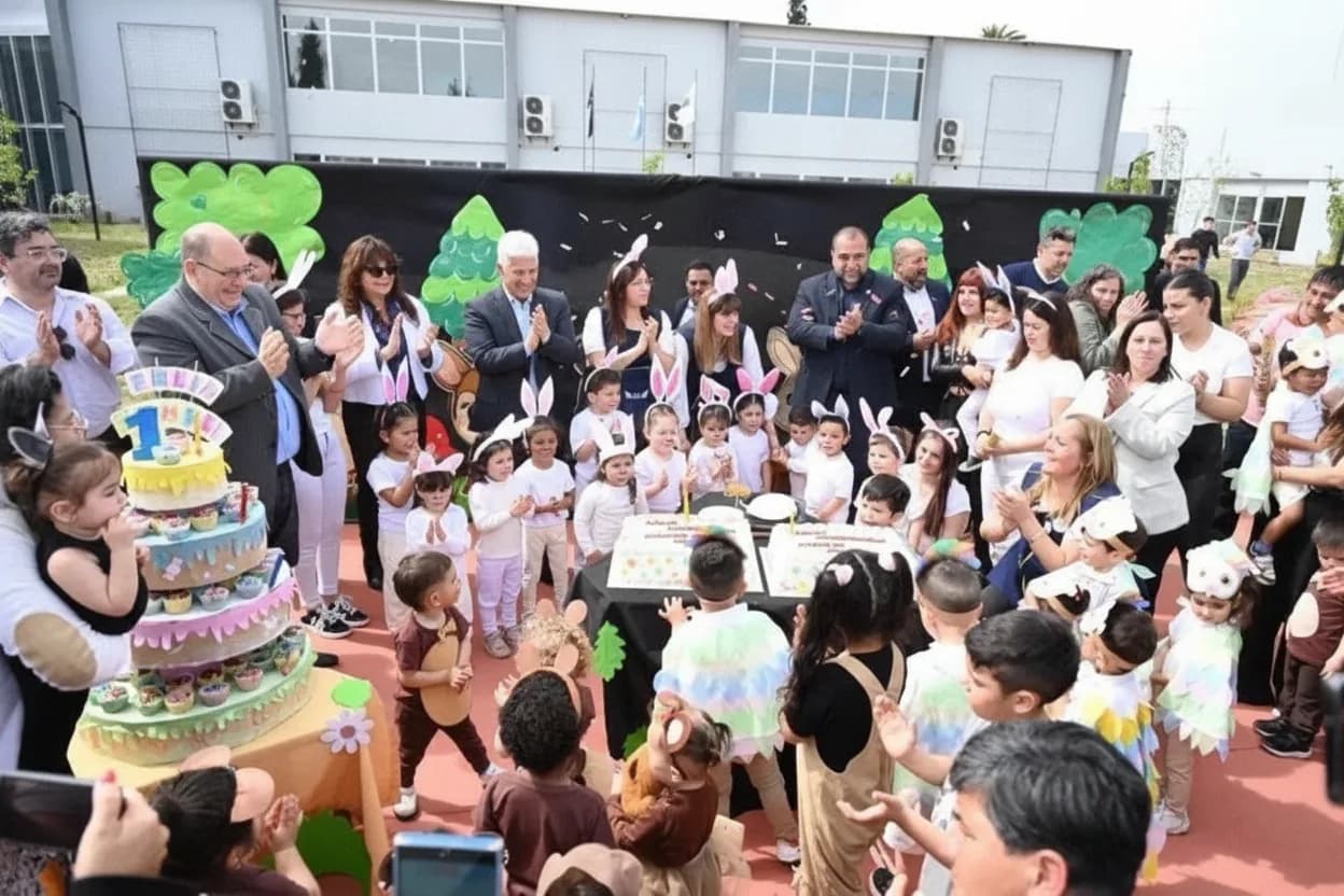 El gobernador Claudio poggi fue invitado a la celebración por el primer aniversario del CDI en el barrio Libertad.