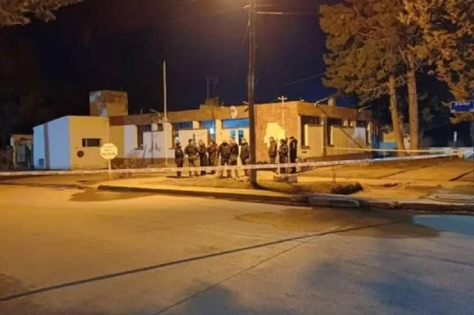Un detenido en una comisaría de Santa Cruz prendió fuego un colchón para reclamar un traslado de ciudad y terminó muriendo junto a otro preso.