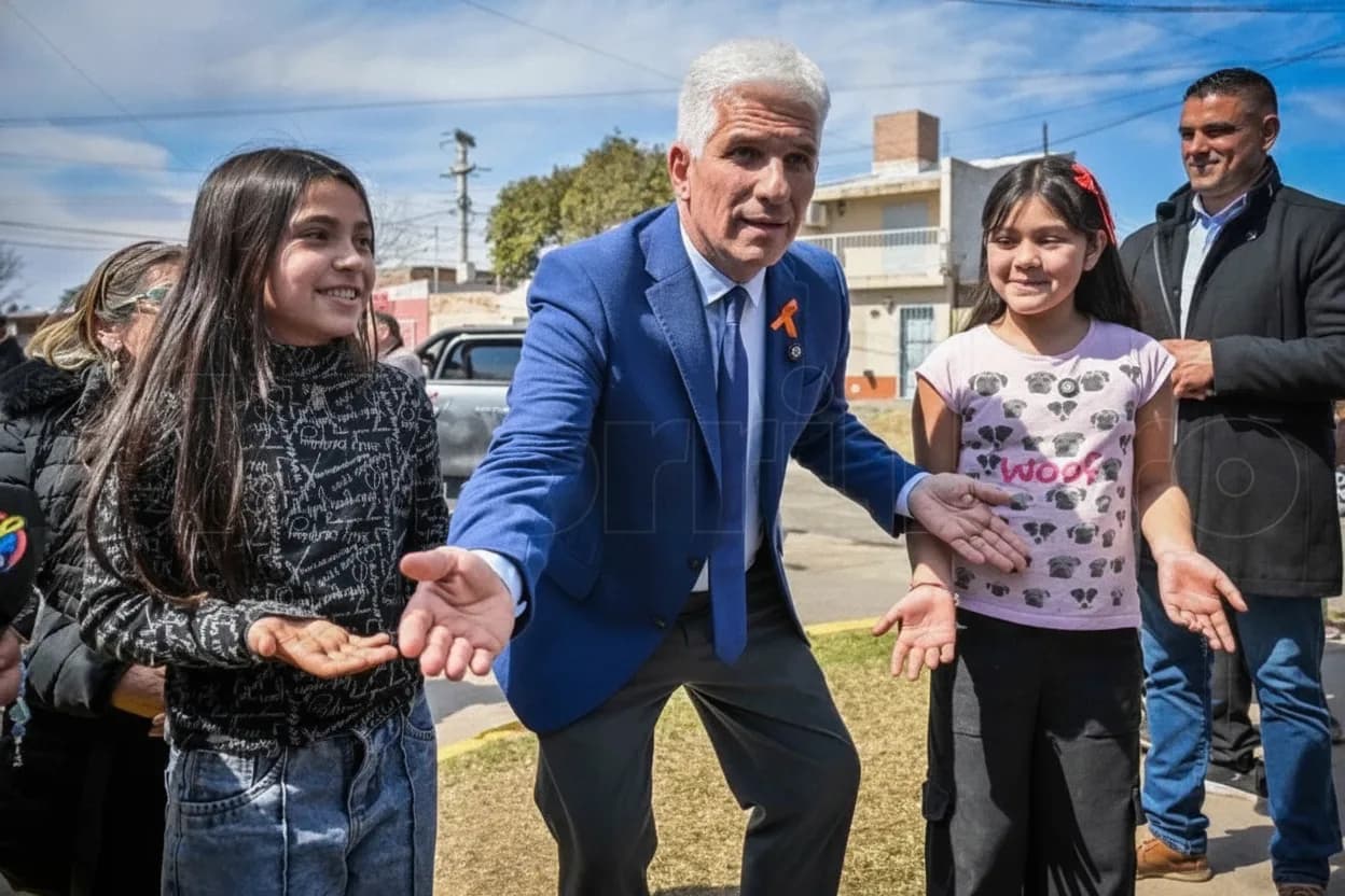 El gobernador Claudio Poggi junto a niños durante un acto en el barrio CGT.