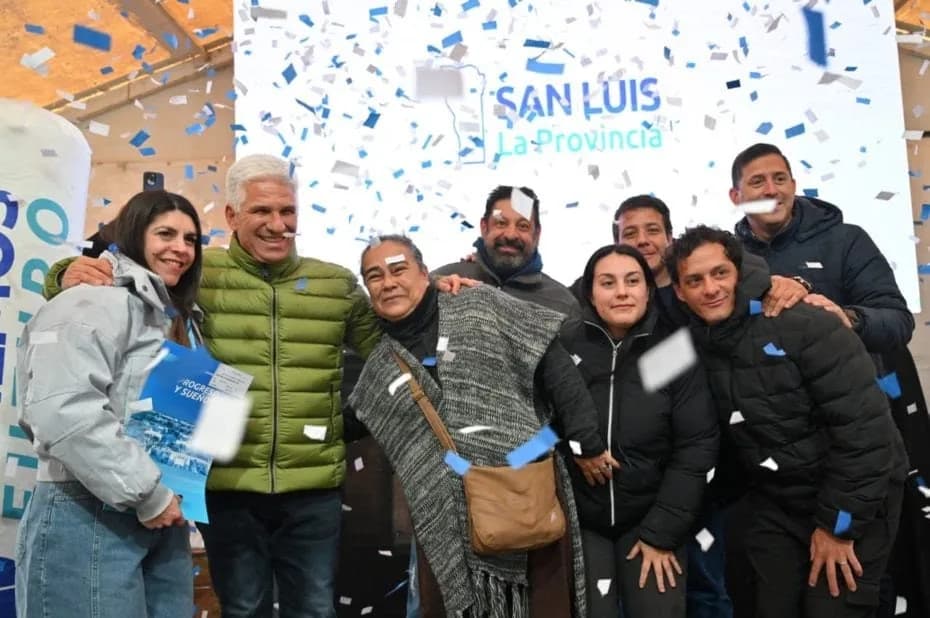 El gobernador Poggi le entregó las llave a vecinos de Carpintería.