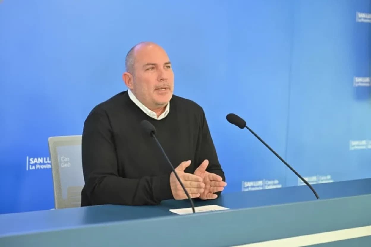 El subdirector Bienestar Escolar, Claudio Vázquez, en conferencia de prensa.