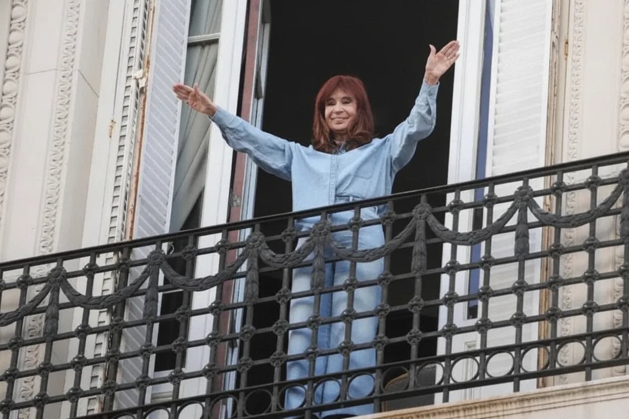 Cristina Kirchner saluda desde el balcón a estudiantes secundarios en el marco del 49° aniversario de la Noche de los Lápices.