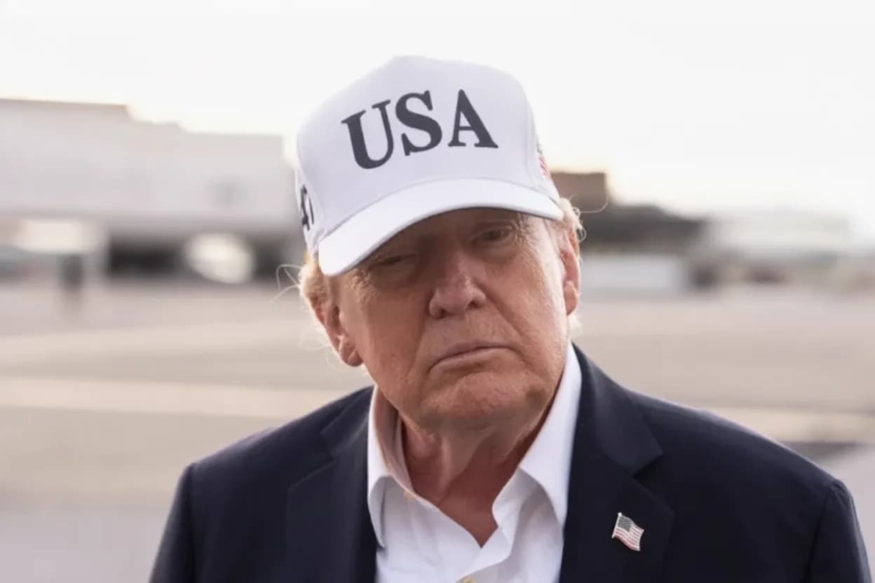 El presidente Donald Trump habla con periodistas antes de embarcar en el Air Force One en el aeropuerto de Shannon, Irlanda, el domingo 13 de septiembre de 2026.