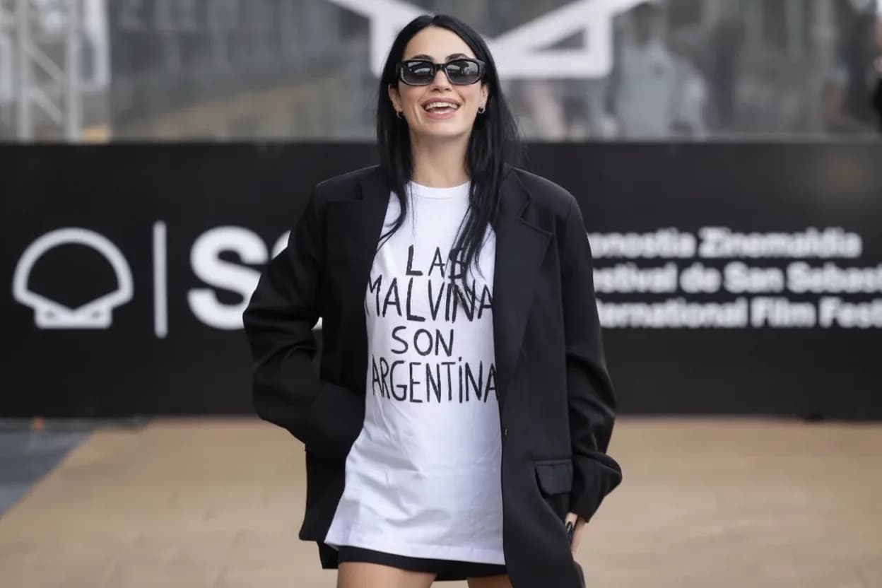 Lali Espósito llegó al Festival de San Sebastián con una remera que lleva la frase "Las Malvinas son argentinas", con la tipografía que usó la Selección tras eliminar a Inglaterra en el Mundial 2026.