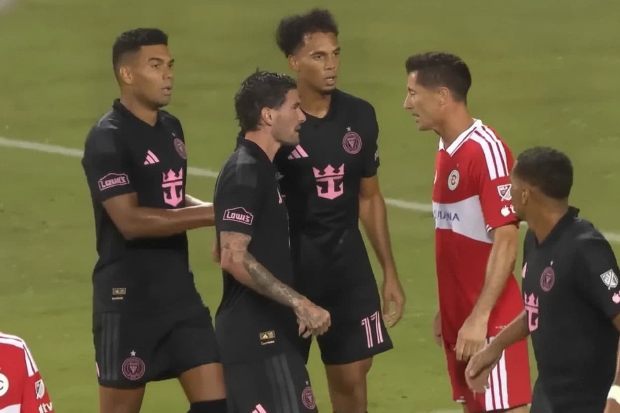 De Paul y su cruce con Lewandowski.